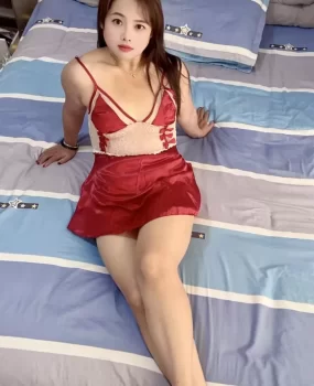 眼镜反差大胸妹