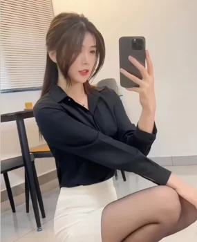 迷人眼神干练销售职业装包臀裙御姐